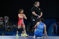 パリ五輪、レスリング女子50キロ級3位決定戦。銅メダル獲得を喜ぶ須崎優衣（左、2024年8月7日撮影）。(c)Luis ROBAYO / AFP