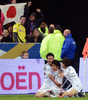 サッカー国際親善試合は12日、各地で行われ、日本は1-0でフランスに勝利した。

前半43分に先制点を挙げ、チームメイトと歓喜する日本の香川真司（Shinji Kagawa、中央、2012年10月12日撮影）。(c)AFP/FRANCK FIFE