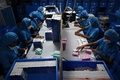 インド南部タミルナド州マドゥライにある、アラビンド眼科病院の眼内レンズ工場（2021年9月25日撮影）。(c)Arun SANKAR / AFP
