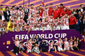 サッカーW杯カタール大会、3位決定戦、クロアチア対モロッコ。勝利を喜ぶクロアチアの選手と子どもたち（2022年12月17日撮影）。(c)Anne-Christine POUJOULAT/ AFP