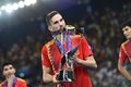 サッカーU-21欧州選手権決勝、スペイン対ドイツ。トロフィーにキスするスペインのファビアン・ルイス（2019年6月30日撮影）。(c)Miguel MEDINA / AFP