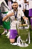 サッカー欧州チャンピオンズリーグ決勝、ユベントス対レアル・マドリード。トロフィーを手にポーズをとるレアル・マドリードのカリム・ベンゼマ（2017年6月3日撮影）。(c)AFP/JAVIER SORIANO