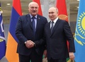 ベラルーシ・ミンスクで開催された集団安全保障条約機構（CSTO）首脳会議に出席し、握手するアレクサンドル・ルカシェンコ大統領（左）とロシアのウラジーミル・プーチン大統領（2023年11月23日撮影）。(c)Konstantin ZAVRAZHIN / POOL / AFP