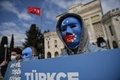 トルコ・イスタンブールにある中国領事館付近で、中国国内のウイグル人弾圧に対する抗議デモを行う人々（2021年4月1日撮影、資料写真）。(c)Ozan KOSE / AFP