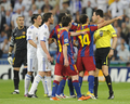 欧州チャンピオンズリーグ2010-11（UEFA Champions League 2010-11）準決勝、レアル・マドリード（Real Madrid）対FCバルセロナ（FC Barcelona）第1戦。ヴォルフガング・シュタルク（Wolfgang Stark、右）主審に抗議する両チームの選手（2011年4月27日撮影）。(c)AFP/JAVIER SORIANO