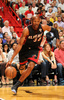 12-13NBAは6日、各地で試合が行われ、マイアミ・ヒート（Miami Heat）は97-96でオーランド・マジック（Orlando Magic）に辛勝し、連勝を16に伸ばした。

ドライブを仕掛けるマイアミ・ヒートのレイ・アレン（Ray Allen、2013年3月6日撮影）。(c)AFP/Getty Images/NBAE/Issac Baldizon