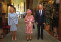 英ウィンザー城で、写真撮影に臨むエリザベス女王とジョー・バイデン米大統領夫妻（2021年6月13日撮影）。(c)Steve Parsons / POOL / AFP