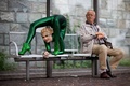 ドイツ西部ベルギッシュグラードバッハ（Bergisch Gladbach）で国際的な曲芸の大会の宣伝活動を行う曲芸師のズラタ（Zlata）さん（2013年9月9日撮影）。(c)AFP/ROLF VENNENBERND