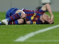 09-10スペイン1部リーグ第24節、FCバルセロナ（%%FC Barcelona%%）対マラガ（%%Malaga CF%%）。試合はバルセロナが2-1で勝利した。写真はピッチに倒れ込むFCバルセロナのリオネル・メッシ（%%Lionel Messi%%）。（2010年2月27日撮影）(c)AFP/LLUIS GENE