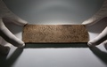 英ロンドンで発掘された古代ローマ時代の書字板（2016年6月1日撮影）。(c)AFP/DANIEL LEAL-OLIVAS