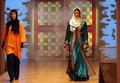2007年7月8日、イランのテヘラン市内で開かれたファッションイベント「Women From My Homeland」で行われたイスラム式ファッション新作ショー。(c)AFP/BEHROUZ MEHRI