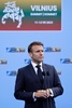 北大西洋条約機構（NATO）首脳会議に出席するためリトアニア・ビリニュスに到着したエマニュエル・マクロン仏大統領（2023年7月11日撮影）。(c)Ludovic MARIN / AFP