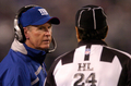 審判と言葉を交わすジャイアンツのヘッドコーチ、トム・コフリン（%%Tom Coughlin%%）。(c)AFP/Getty Images Greg Fiume