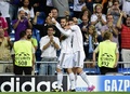 サッカー欧州チャンピオンズリーグ2014-15（UEFA Champions League 2014-15）グループB第1節、レアル・マドリード（Real Madrid）対FCバーゼル（FC Basel）。チームの先制点を喜ぶレアル・マドリードのハメス・ロドリゲス（James Rodriguez、右）とナチョ(Jose Ignacio Fernandez Iglesias &apos;Nacho&apos;、2014年9月16日撮影）。(c)AFP/JAVIER SORIANO