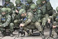 台湾・桃園の基地で軍事訓練に臨む台湾の予備役兵士（2022年3月12日撮影、資料写真）。(c)Sam Yeh / AFP
