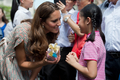 仏セレブ情報誌「クローザー（Closer）」が、英国のキャサリン妃（Catherine, Duchess of Cambridge）のトップレス写真を14日に発売する最新号で掲載すると発表した。前週にウィリアム王子（Prince William）夫妻が休暇でフランスを訪れた際に撮影されたものとみられ、同誌ウェブサイトによれば「ゲストハウスのテラスでトップレスでくつろぐキャサリン妃」が写っている複数枚の写真を掲載するという。

英王室はつい先日、ウィリアム王子の弟のヘンリー王子（Prince Harry）の全裸写真が暴露されるスキャンダルに見舞われたばかり。現在、アジア太平洋諸国を歴訪中のウィリアム王子夫妻は、ただちに「悲しみに包まれている」との声明を発表した。

写真は、シンガポールのクイーンズタウン（Queenstown）にあるストラスモア・グリーン（Strathmore Green）を訪れ、少女から贈り物を受け取るキャサリン妃（2012年9月12日撮影）。(c)AFP/Nicolas ASFOURI