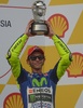 世界ロードレース選手権第17戦、マレーシアGP、MotoGPクラス決勝。表彰台でトロフィーを掲げるモビスター・ヤマハのバレンティーノ・ロッシ（2015年10月25日撮影）。(c)AFP/MOHD RASFAN