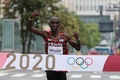東京五輪、陸上男子マラソン。トップでフィニッシュラインを切るケニアのエリウド・キプチョゲ（2021年8月8日撮影）。(c)Giuseppe CACACE/ AFP