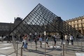 フランスのパリで、営業再開したルーブル美術館を訪れる人々（2020年7月6日撮影）。(c)FRANCOIS GUILLOT / AFP