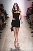 ニューヨーク市内で発表されたエルベ・レジェ バイ マックスアズリア（Herve Leger By Max Azria）の09年春夏コレクション（2008年9月7日撮影）。(c)AFP/Getty Images/Scott Gries