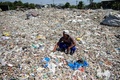 インドネシア・バングンで、ごみを選別するクマンさん（2019年7月22日撮影）。(c)Juni Kriswanto / AFP