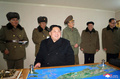 北朝鮮の朝鮮中央通信（KCNA）が公開した、大陸間弾道ミサイル（ICBM）「火星15」発射を見守る金正恩（キム・ジョンウン）朝鮮労働党委員長の画像（2017年11月29日撮影、30日公開）。(c)AFP/KCNA VIA KNS