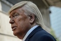 中国・香港の米国領事館前で、米国のドナルド・トランプ大統領に扮（ふん）したデニスさん（2017年1月25日撮影）。(c)AFP/Anthony WALLACE