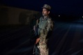アフガニスタン北部マザリシャリフ近郊にある陸軍基地で警備にあたる治安要員（2017年4月21日撮影）。(c)AFP/FARSHAD USYAN