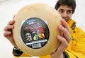 イタリア北部ボローニャで、米国産チーズとの不当競争に抗議するデモで「模倣品」のパルミジャーノ・レッジャーノを手にしたイタリアの生産者（2015年3月5日撮影）。(c)AFP/ALESSANDRO RUGGERI