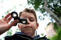 米ニューヨークの公園で、ハンドスピナーで遊ぶ子ども（2017年5月23日撮影）。(c)AFP/Jewel SAMAD