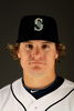 米大リーグ（MLB）のシアトル・マリナーズ（%%Seattle Mariners%%）は25日、キャンプが行われているアリゾナ州ピオリア（Peoria）でメディア向けのフォトデーを催した。写真はポーズをとるエリック・バーンズ（%%Eric Byrnes%%）。（2010年2月25日撮影）(c)AFP/Getty Images/Ezra Shaw