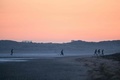 仏北部ダンケルク付近の海岸で、移民を海に送り出し終えた密航業者（2020年9月22日撮影）。(c)Sameer Al-DOUMY / AFP