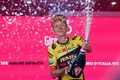 ジロ・デ・イタリア、第19ステージ（マラーノラグナーレ～サンチュアリオディカステルモンテ、178キロメートル）。ステージ優勝を果たし、表彰式で喜ぶチーム・ユンボ・ビスマのクーン・ボウマン（2022年5月27日撮影）。(c)Luca Bettini / AFP