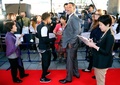 米俳優ウィル・スミス（Will Smith）と息子のジェイデン・スミス（Jaden Smith）が1日、都内で行われた新作映画『アフター・アース（After Earth）』のPRイベントに出席した。地元の中学生と記念撮影をするなどし、イベントは大いに盛り上がった。同作は6月21日から全国で公開される（2013年5月1日撮影）。(c)AFP/Toru YAMANAKA