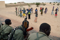 西アフリカ・マリに軍事介入した仏軍とマリ政府軍は28日、世界遺産都市トンブクトゥ（Timbuktu）を10か月にわたって実効支配していたイスラム武装勢力から奪還した。トンブクトゥ入りした両軍は、解放された住民の歓迎を受けた。

イスラム武装勢力掃討のため北進していた両軍は26日、北部主要都市ガオ（Gao）を制圧。28日にはガオとトンブクトゥ間の全域を奪還した。イスラム武装勢力から奪還されていない都市は、首都バマコ（Bamako）北東1500キロに位置するキダル（Kidal）のみとなった。

国際社会から同地域への経済支援も届き始めている。日本政府は29日、邦人が犠牲となったアルジェリア天然ガス施設での人質事件を受け、マリを含む西アフリカ・サハラ砂漠南縁の安定化支援として1億2000万ドル（約110億円）の拠出を表明した。

写真は、トンブクトゥ入りしたマリ軍兵士を歓迎する住民たち（2013年1月28日撮影）。(c)AFP/ERIC FEFERBERG