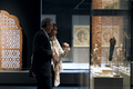 　仏パリ（Paris）のルーブル美術館に今週、イスラム美術を展示する新しい展示室がオープンする。西洋で不信感を向けられることの多いイスラム教についての理解促進を目指す。

　1億ユーロ（約100億円）近い総工費は仏政府が出資したほか、サウジアラビア、モロッコ、クウェート、オマーン、アゼルバイジャンなどイスラム諸国からの多額の寄付があてられた。

　総面積3000平方メートルの2階分のフロアに、東はインドから西はスペインで集められた、7世紀から19世紀までのおよそ3000点が展示される。

写真はイスラム美術作品を鑑賞する来場者（2012年9月17日撮影）。(c)AFP/KENZO TRIBOUILLARD