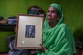 インド東部コルカタ（旧カルカッタ）の自宅で、ムガール帝国最後の皇帝バハードゥル・シャー・ザファルの写真を手にするスルターナー・ベーガムさん（2021年12月22日撮影）。(c)DIBYANGSHU SARKAR / AFP