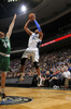 09-10NBA、オーランド・マジック（%%Orlando Magic%%）対ボストン・セルティックス（%%Boston Celtics%%）。試合はセルティックスが86-77で勝利した。写真はセルティックスのブライアン・スカラブリニ（%%Brian Scalabrine%%）のブロック越しにシュートを放つマジックのビンス・カーター（%%Vince Carter%%、右）。（2009年12月25日撮影）(c)AFP/Getty Images/NBAE/Fernando Medina