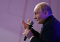 ロシア・モスクワ州で、兵士らと面会するウラジーミル・プーチン大統領。スプートニク配信（2024年6月14日撮影）。(c)Alexander KAZAKOV / POOL / AFP