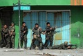イスラム武装勢力の襲撃を受けたフィリピン南部ミンダナオ（Mindanao）島の商業都市サンボアンガ（Zamboanga）では、12日も治安当局と和平協議に応じないイスラム反政府勢力との戦いが2か所の戦線で続いている。同国政府は、炎に包まれた複数の地区を奪還した。

サンボアンガでは、4日間にわたる戦闘で数千人が避難を強いられている。フィリピン軍報道官によると、同市のサンタカタリナ（Santa Catalina）地区では、治安部隊が進軍する中、家々が炎に包まれた。

警察の支援を受けた少なくとも1500人の兵士が、サンボアンガ郊外のイスラム教徒が多く住む6地区を包囲。これらの地域では、反政府勢力「モロ民族解放戦線（MNLF）」のメンバー約180人が、9日に攻撃を開始して以降潜伏を続けている。反政府勢力は数十人の人々を「人間の盾」にしているため、市民が負傷することを避けたい治安部隊との間でこう着状態が続いている。

写真はサンボアンガで反政府勢力に発砲する兵士ら（2013年9月12日撮影）。(c)AFP/TED ALJIBE