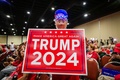 ドナルド・トランプ前米大統領の支持者。フロリダ州パームビーチで（2023年10月11日撮影）。(c)Giorgio VIERA / AFP