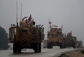 シリア北部マンビジ市内を走る米軍車両（2018年12月30日撮影、資料写真）。(c)Delil SOULEIMAN / AFP