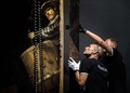 オランダ・アムステルダム国立美術館で巨匠レンブラントの作品「夜警」の復元部分を取り付けようとする職員（2021年6月22日撮影）。(c)Remko de Waal / ANP / AFP