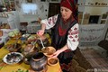 ウクライナの伝統衣装を着て、ボルシチを作るオレーナ・シェルバン氏。ウクライナ中部ポルタワ州で（2020年11月26日撮影）。(c)Genya SAVILOV / AFP