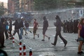 ドイツ北部ハンブルクで行われた、主要20か国・地域（G20）に抗議するデモの現場で、放水銃を使用する機動隊（2017年7月6日撮影）。(c)AFP/Odd ANDERSEN
