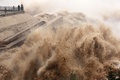 中国・河南省（Henan）の小浪底（Xiaolangdi）ダムで行われた大放水を見物する観光客たち（2013年7月23日撮影）。(c)AFP