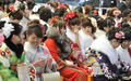 成人の日の9日、千葉県浦安（Urayasu）市の成人式が東京ディズニーランド（Tokyo Disneyland）で開かれた。政府統計によると、1日現在20歳の新成人の人口は122万人で、最も多かった1970年の246万人の半数を初めて割り込んだ。

写真は、晴れ着姿でディズニーランドの成人式に出席する新成人たち（2012年1月9日撮影）。(c)AFP/ KAZUHIRO NOGI