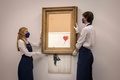 英覆面アーティスト、バンクシーの作品「Love is in the Bin」。ロンドンのサザビーズで（2021年9月3日撮影）。(c)Tolga Akmen / AFP