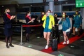 東京五輪出場後の14日間の隔離期間を終えた競泳女子金メダリストのカイリー・マッケオン（中央）ら（2021年8月17日撮影）。(c)Patrick HAMILTON/ AFP