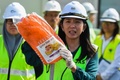 マレーシア・クアラルンプール西部のポートクランで、プラスチックごみを見せるエネルギー・科学・技術・環境・気候変動相のヨー・ビーイン氏（2019年5月28日撮影）。(c)Mohd RASFAN / AFP